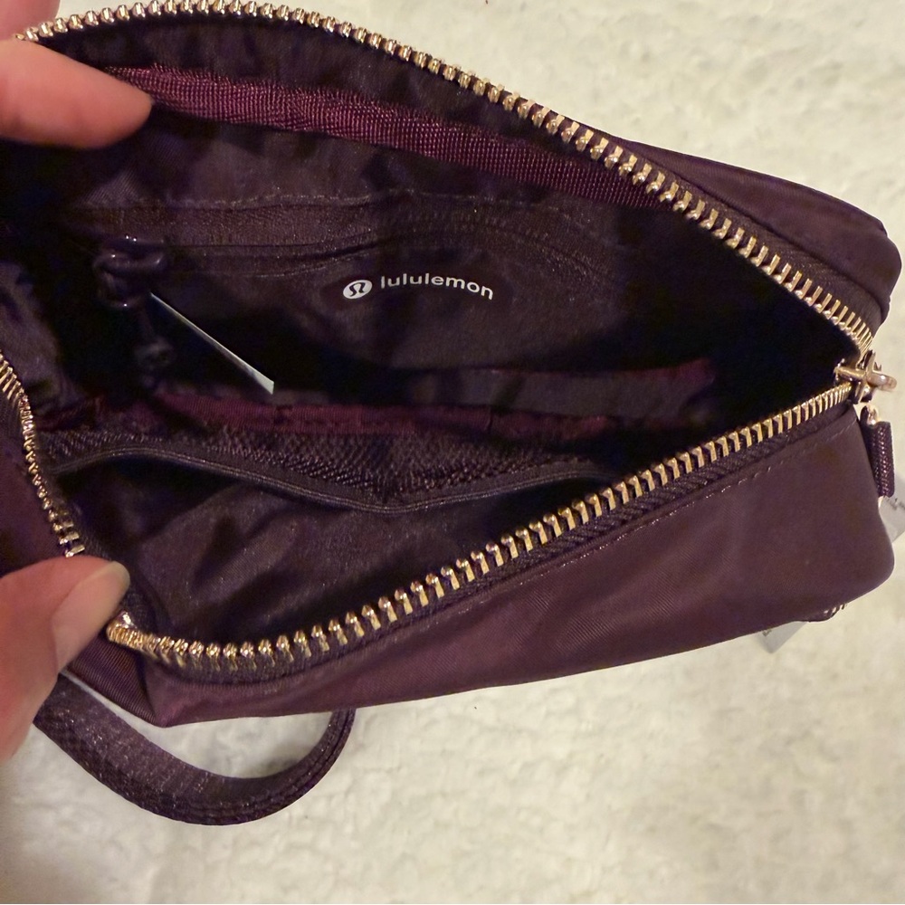 NEW Lululemon Everywhere Crossbody Bag 2L- Black Plum and Gold - Picture 7 of 9